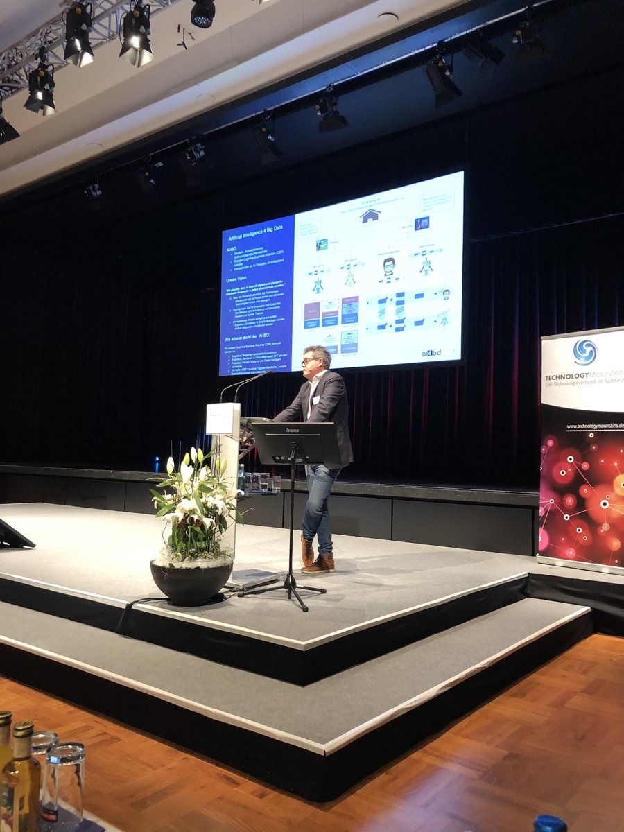 KatrinCecile's tweet photo. „Wir werden den Mensch trotz KI nie aus der Kreativität entlassen“, #Keynote Dr. Möckesch, GF @AI4BDcom beim #Innovationforum #donaueschingen #katcemod #ki #ArtificialIntelligence https://t.co/csoi6aQy6D