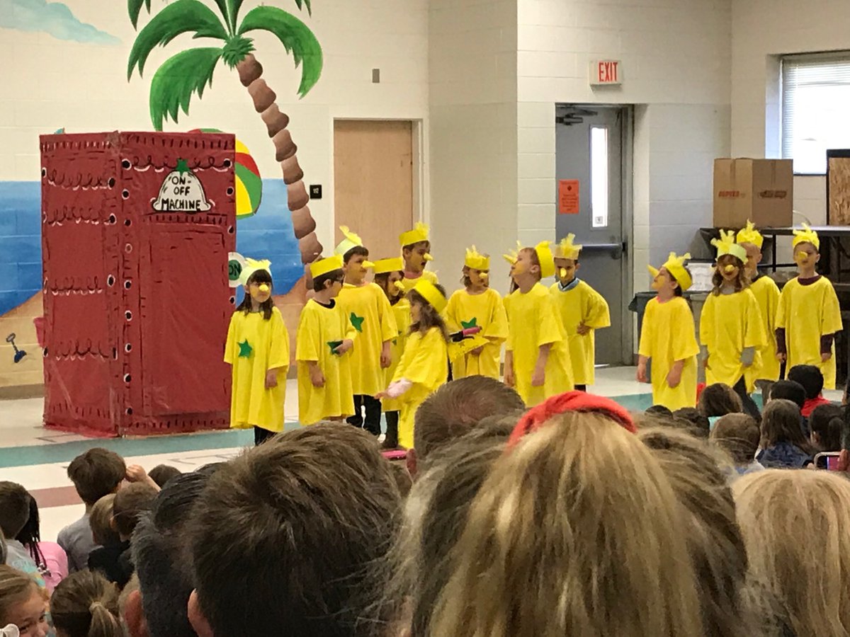 debsoutherland1's tweet image. Snowkids perform "The Sneetches" to a full house!! @CodingtonES @g_elmore8 #CodingtonCares #KinderCelebrateLearning