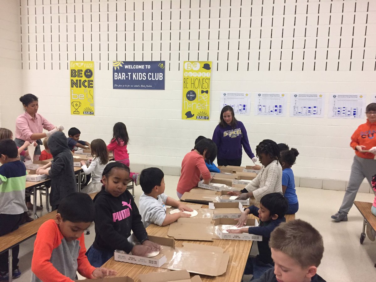 DiamondElem's tweet photo. Kindergarten students participate in pizza making activity.  Thank you to Potomac Pizza and the parent volunteers for making this a memorable event! https://t.co/rMoadfEpnI