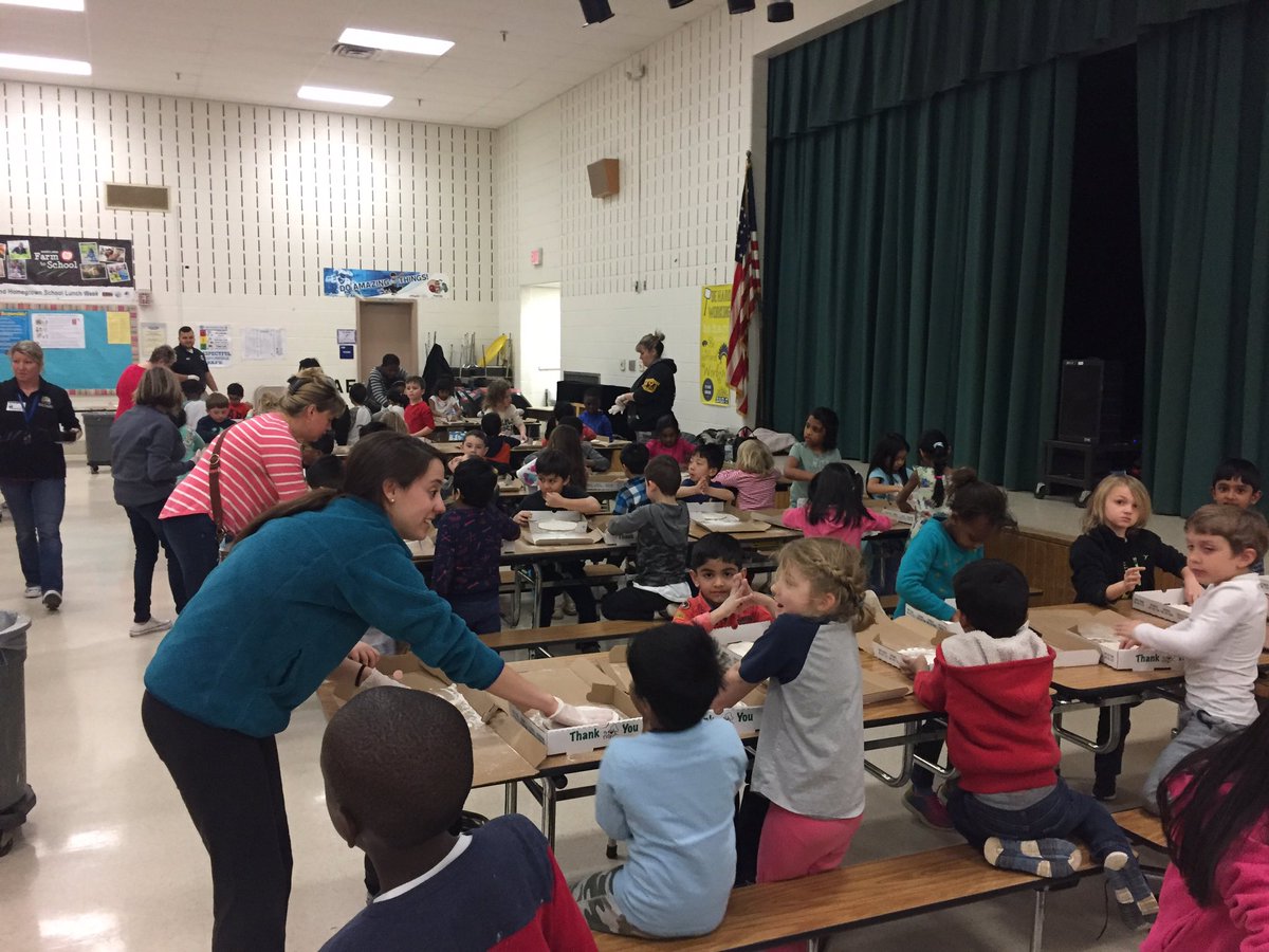 DiamondElem's tweet photo. Kindergarten students participate in pizza making activity.  Thank you to Potomac Pizza and the parent volunteers for making this a memorable event! https://t.co/rMoadfEpnI
