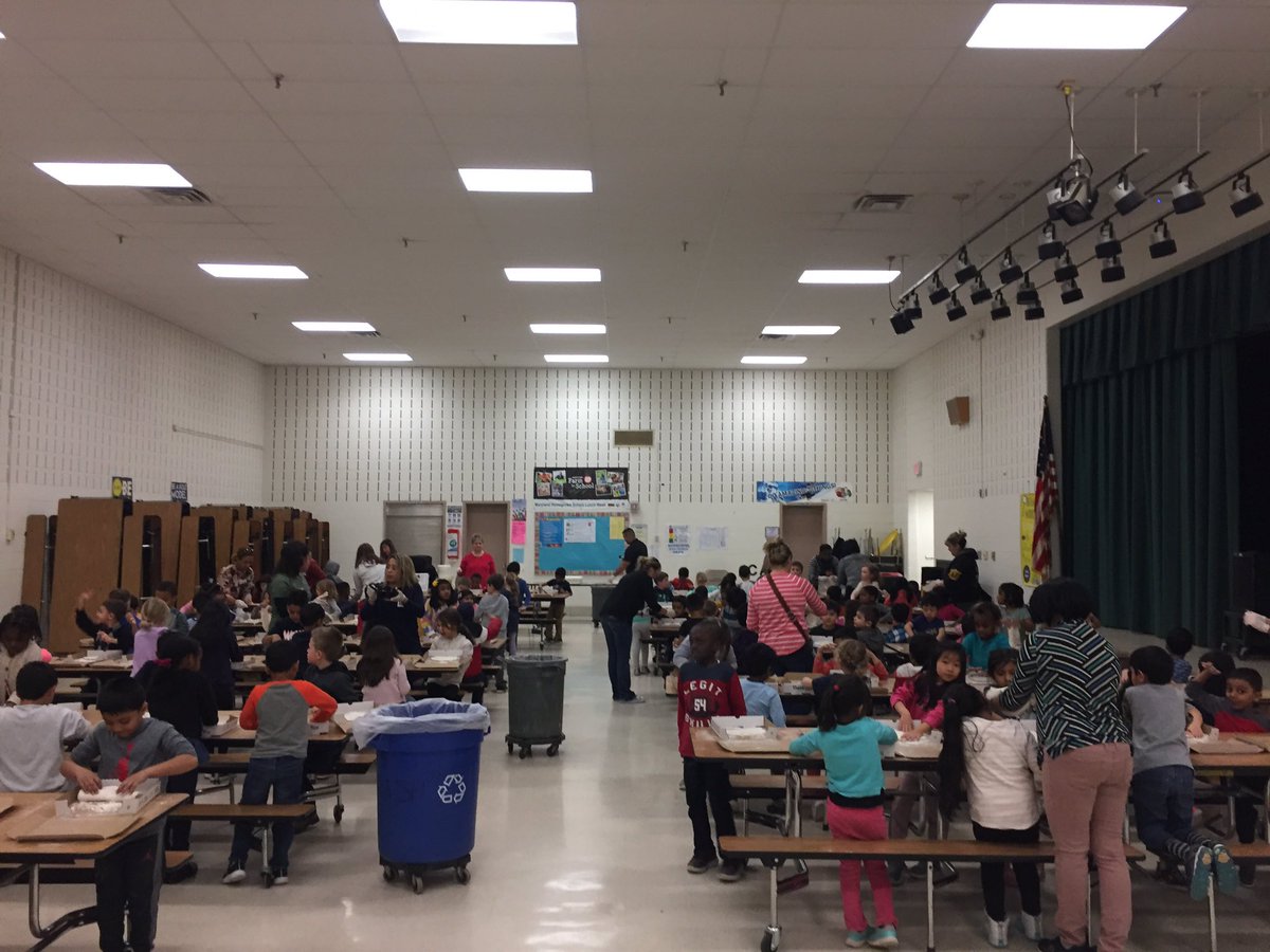 DiamondElem's tweet photo. Kindergarten students participate in pizza making activity.  Thank you to Potomac Pizza and the parent volunteers for making this a memorable event! https://t.co/rMoadfEpnI
