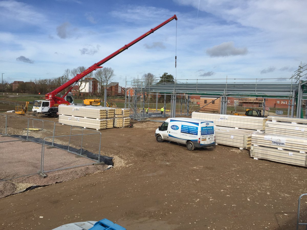 NEW RETAIL UNITS #BERRYFIELDS #AYLESBURY Commencement of roof cladding to new Sainsbury Local . <a href="/Newcrest_Ltd/">Newcrest Estates</a> <a href="/QuartzPS/">Quartz Project Services</a> @DavidLockAssoc @AdeptEng #ukconstructionweek #constructionuk