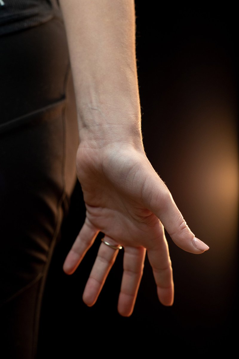 noahbradley's tweet image. We did a Reference.Pictures pack of hands! Hands are a pain, as we all know, so we wanted to provide some collections of shots to help y'all add them to your pieces (and study them).
We tried to focus both on expressive gestures and nice lighting.
reference.pictures/hands