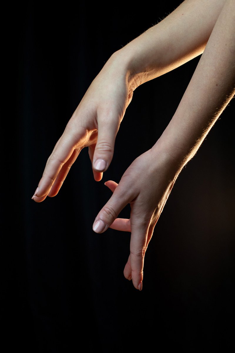 noahbradley's tweet image. We did a Reference.Pictures pack of hands! Hands are a pain, as we all know, so we wanted to provide some collections of shots to help y'all add them to your pieces (and study them).
We tried to focus both on expressive gestures and nice lighting.
reference.pictures/hands