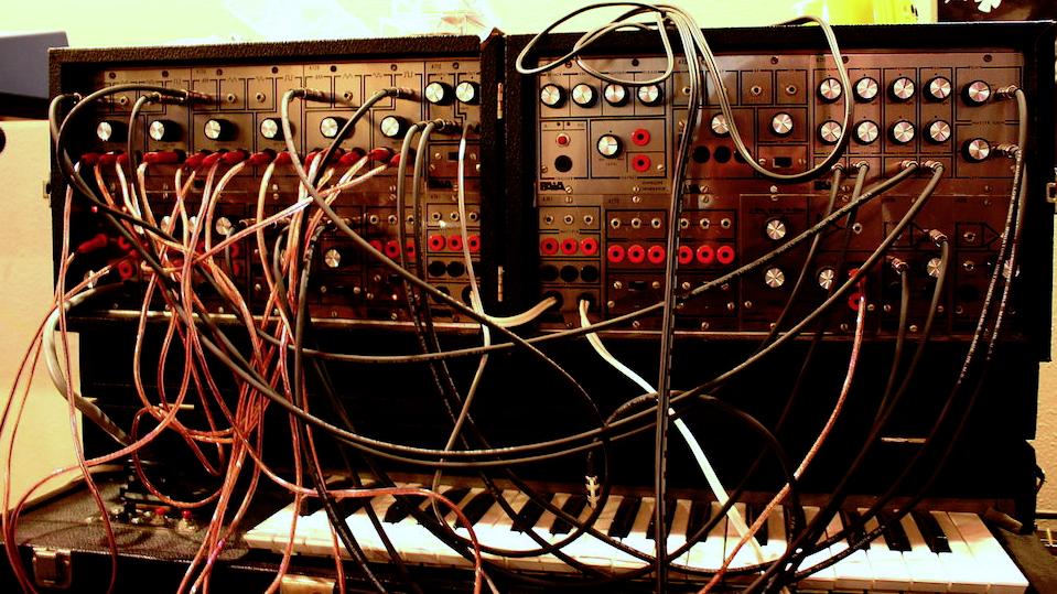 thepurplebase's tweet photo. 2019 : Année du synthétiseur modulaire ?

"Cet objet atypique consiste en un ensemble de modules qui, combinés, forment un instrument. "

via @tsugimag --> https://t.co/2J4g9rJM33 https://t.co/26KBc870nF