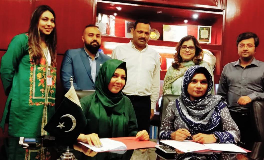 HumAawazPk's tweet photo. #HumAawaz partner #AzCorp Entertainment and #GreenwhichUniversity join hands to collabratively work on student lead projects and research.

For more #CivilSociety events and updates, visit https://t.co/QygsSnHVAE today!

#togetherWeCan #UnitedForChange #HumAawazPK #education https://t.co/K0JLLgcV9I