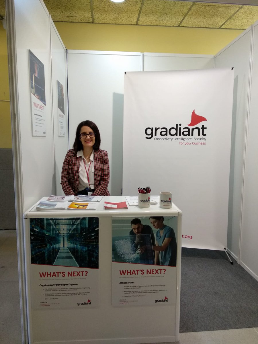 Gradiant's tweet photo. 🥪¡Recuerda que después de comer volvemos a la carga! Nuestra compañera @leticiatorrejon os espera en nuestro stand en el hall de @eME_Vigo para mostraros nuestras ofertas de #prácticas y #empleo y resolver todas vuestras dudas +INFO: https://t.co/cwa5IjPx31 #ForoXIX #TIC #Vigo https://t.co/gsQDaVBV10