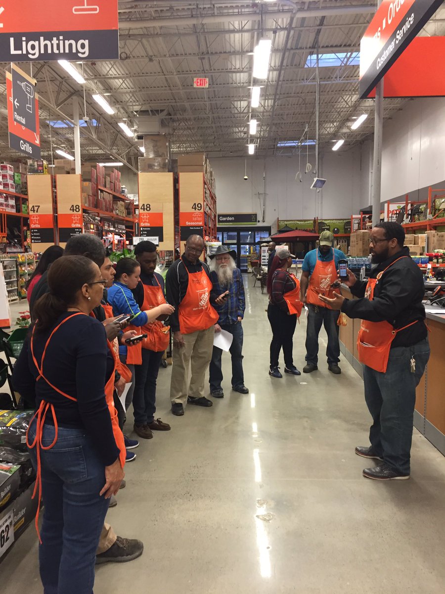 ASM Damian driving the awesome value of "Pocket Guide" for Customer Service in today's meeting! #D1makingadifference <a href="/KMTovey/">Keith Tovey</a> <a href="/rcrossm545/">Russell Cross</a>