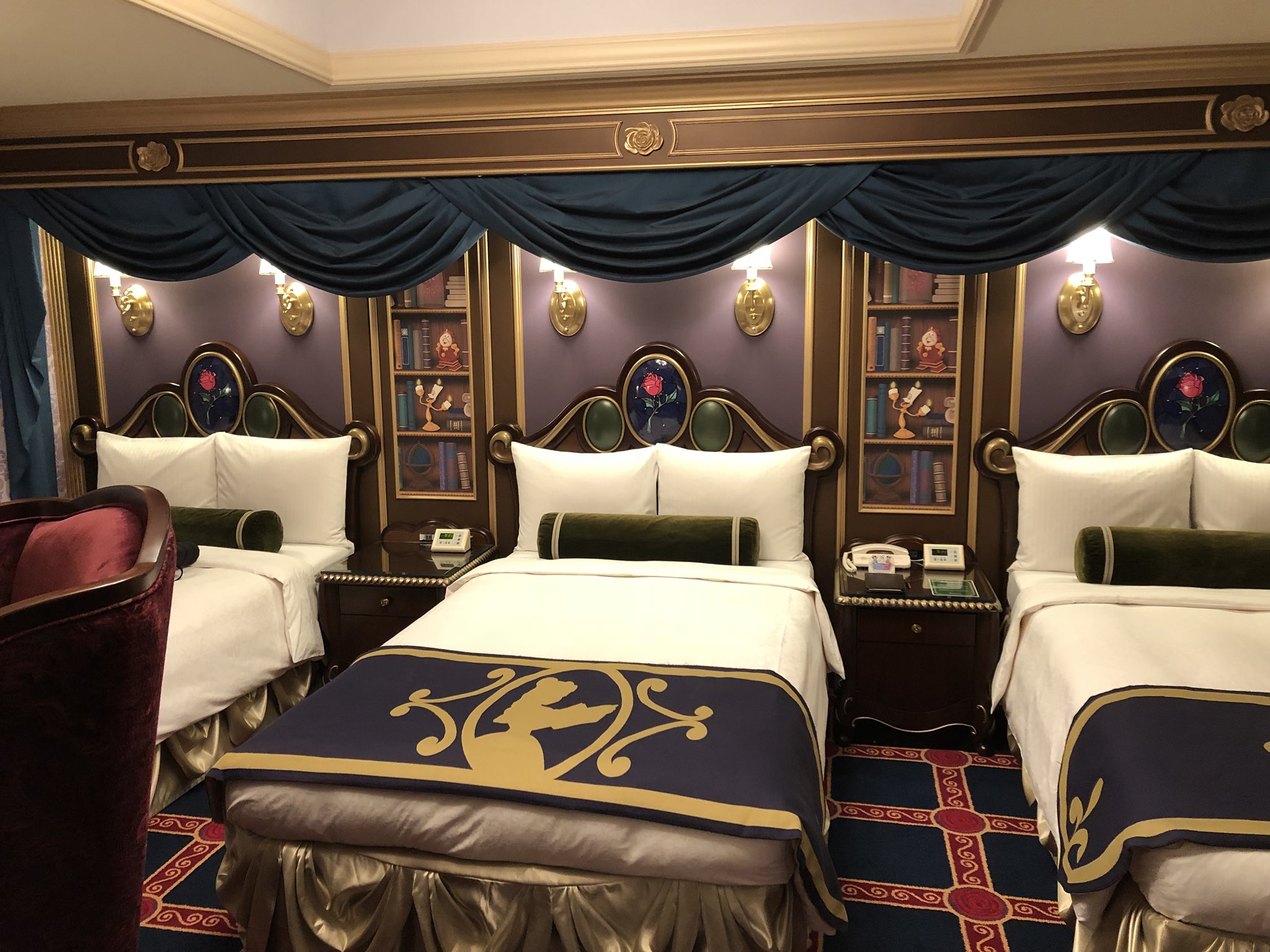 ハヤマ ディズニーランドホテルのキャラクタールーム凄い 部屋を美女と野獣にしたんだけど部屋の至る所にキャラクターがいて凄い素敵 O ﾟ ﾟ O 椅子が美女と野獣に出て来る椅子犬でとても芸が細かい T Co Jcjpm9h53f Twitter