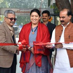 IndianApparel1's tweet image. @smritiirani launches Refurbished #HandloomHaat in New Delhi - indian-apparel.com/blog/irani-lau…

#indianapparel #appareltalk #apparelandtextilenews #textilesminister #smritiirani @AjayTamtaBJP