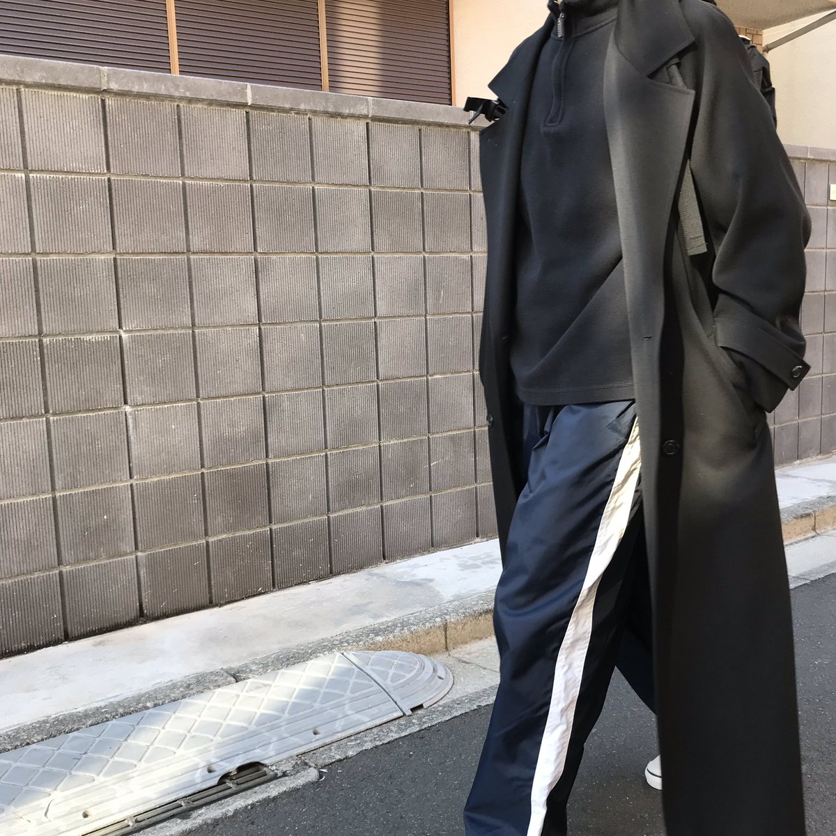 Sebastian セバスチャン 19 03 14 Spring Style ダークカラーは 素材とアイテムに軽さを ロングコートを 白スニーカーにトラックパンツでハズす