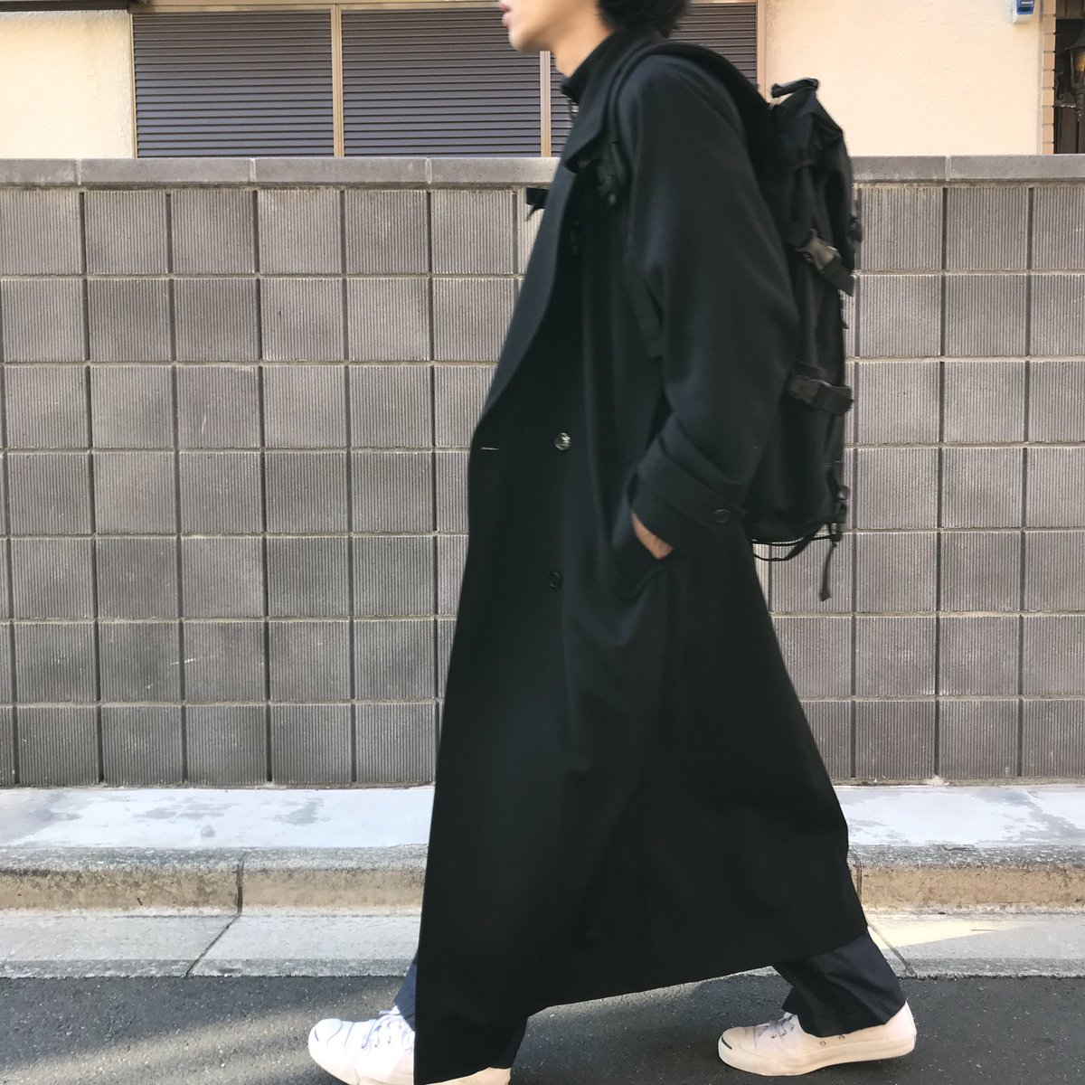 Sebastian セバスチャン 19 03 14 Spring Style ダークカラーは 素材とアイテムに軽さを ロングコートを 白スニーカーにトラックパンツでハズす