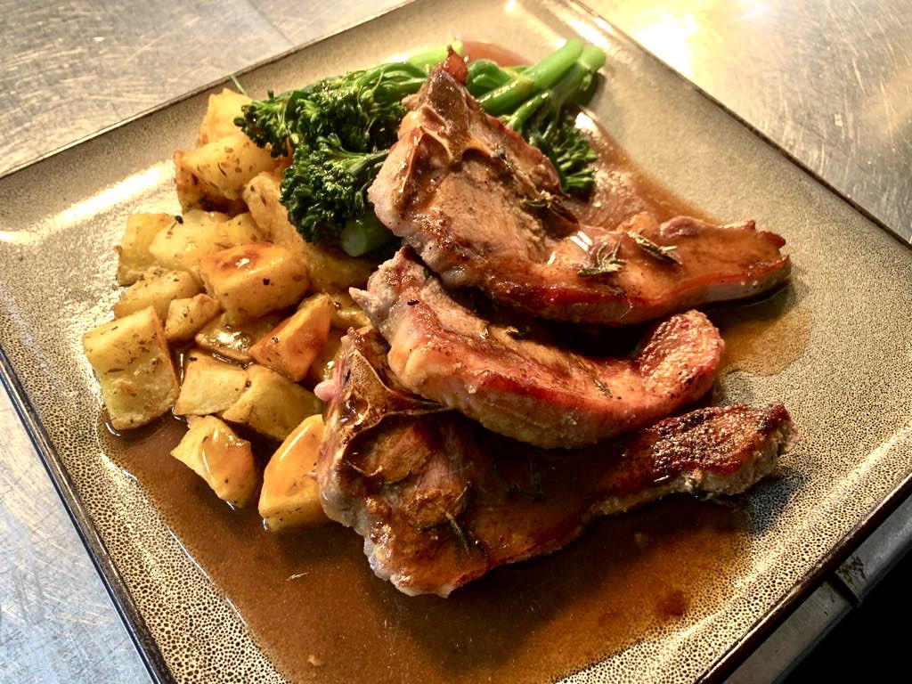 OakDownton's tweet image. #NationalButchersWeek #butcher #lambcutlets @ButchersWeek #delicious #food #pub #restaurants #newforest #lymington #hampshire