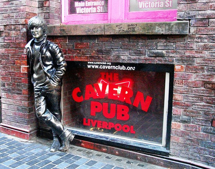 ViewMersey's tweet image. 22 days to go until its #LadiesDay2019 at #Aintree. In need of somewhere to stay, look no further than our beautiful apartment only 5.3 miles away from the course. Take in the races then head into #LiverpoolCity which is only 7 miles away @AintreeRaces bit.ly/2NyYnYJ