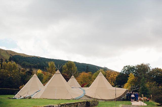 Ahh! Take me back now to the crisp open air in the beautiful Scottish mountains at Claire &amp; John’s wedding! ✨🌙✌🏻⛰ ➵ ➵
➵
@papakata ✌🏻
#adventurouswedding #adventurebrides #junebugweddings #radstorytellers #adventureseekers #lovetotravel #wedding #… ift.tt/2UB17ar