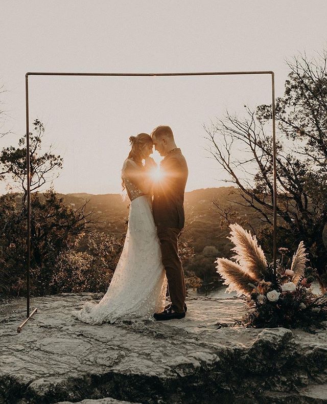 matchologybyas's tweet image. Keeping Austin boho with this gorgeous styled shoot submitted by nikknguyenphoto and just published on idoyallblog!⁣
.⁣
Photography: nikknguyenphoto | Floral: wildlycultivated | Hair: see_kate_create | Makeup: whitneyalexxxis | Bridal Salon: unbridaled | Gown: alexandragr