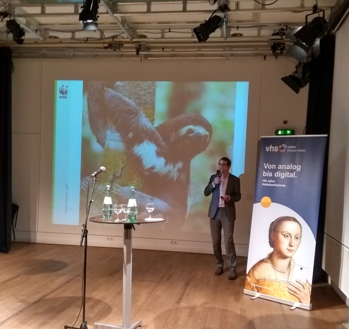 Jetzt gerade: Michael Schäfer <a href="/WWF_Deutschland/">WWF Deutschland</a> zu Klimaschutz, Kohleausstieg und Energiepolitik in der #vhs-Webinarreihe #smartdemocracy heute im @HeimathafenNK: Deutschlands Klimapolitik greift zu langsam