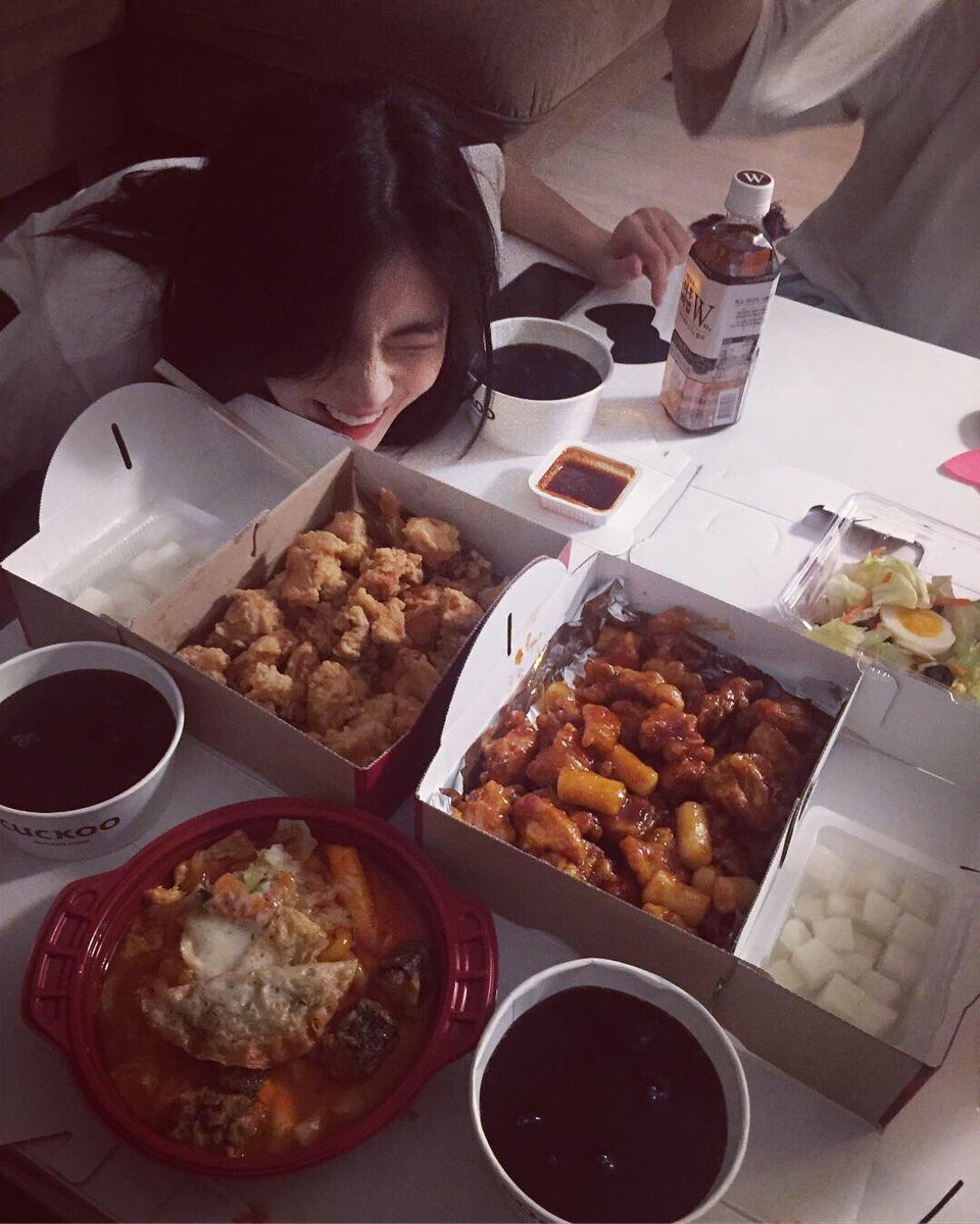ljk5151's tweet photo. 오늘 소라공주님 생신이셔서 치킨시켰는데 애들이 치킨사진찍는거 제가 방해하다가 혼이났습니다. (TMI) https://t.co/aDfMM6qGT7