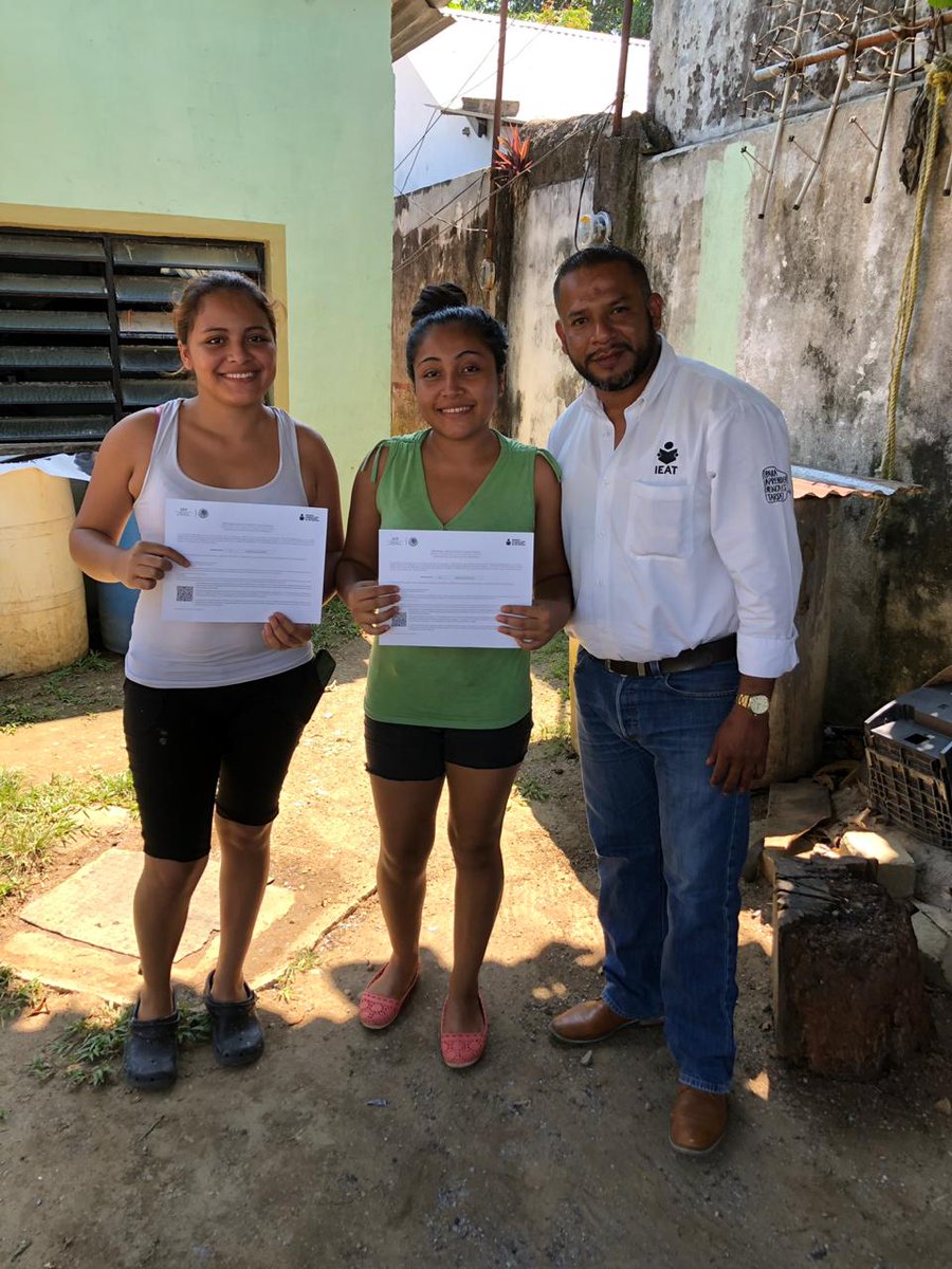 IEATTABASCO's tweet image. Beneficiarios #IEAT #Teapa alcanzan su meta: el certficado de primaria y/o secundaria. #FelizJueves #JuntosEsMásFácil.