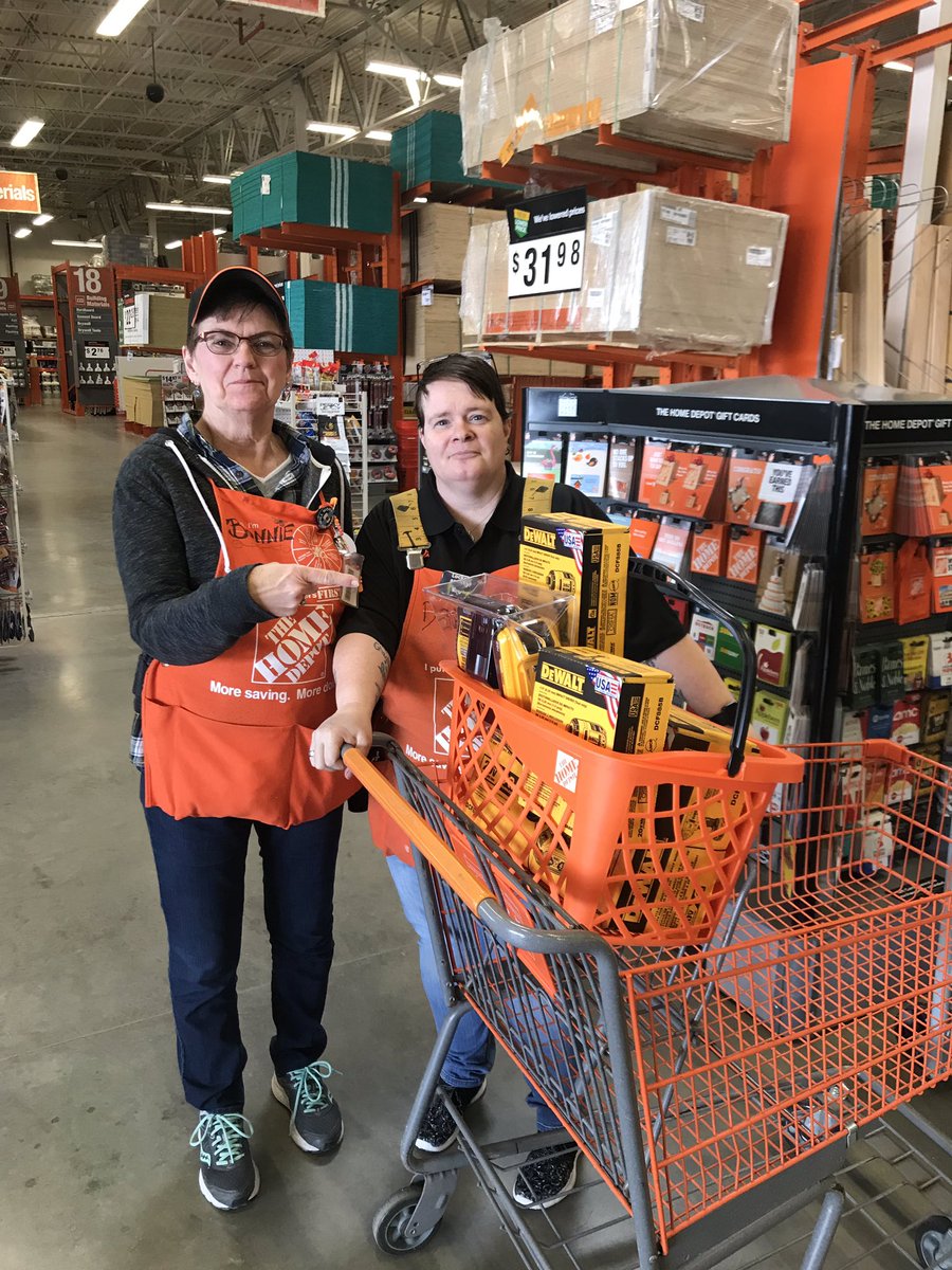 torismithHD's tweet image. Great recovery Bonnie and Dar! Way to be alert. #PitStop