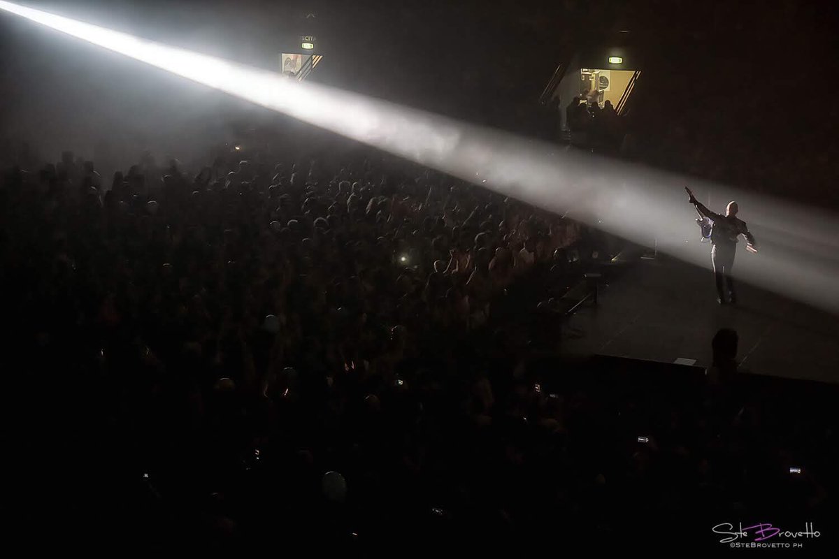SteBrovettoPh's tweet photo. Investimi di luce
Se non mi vedi ancora in piedi...
Anche questa notte #Bari #seitulamiacittà!
@Negramaro #negramaroindoor2019 #soldout #secondaluna https://t.co/5fMOinjeh1