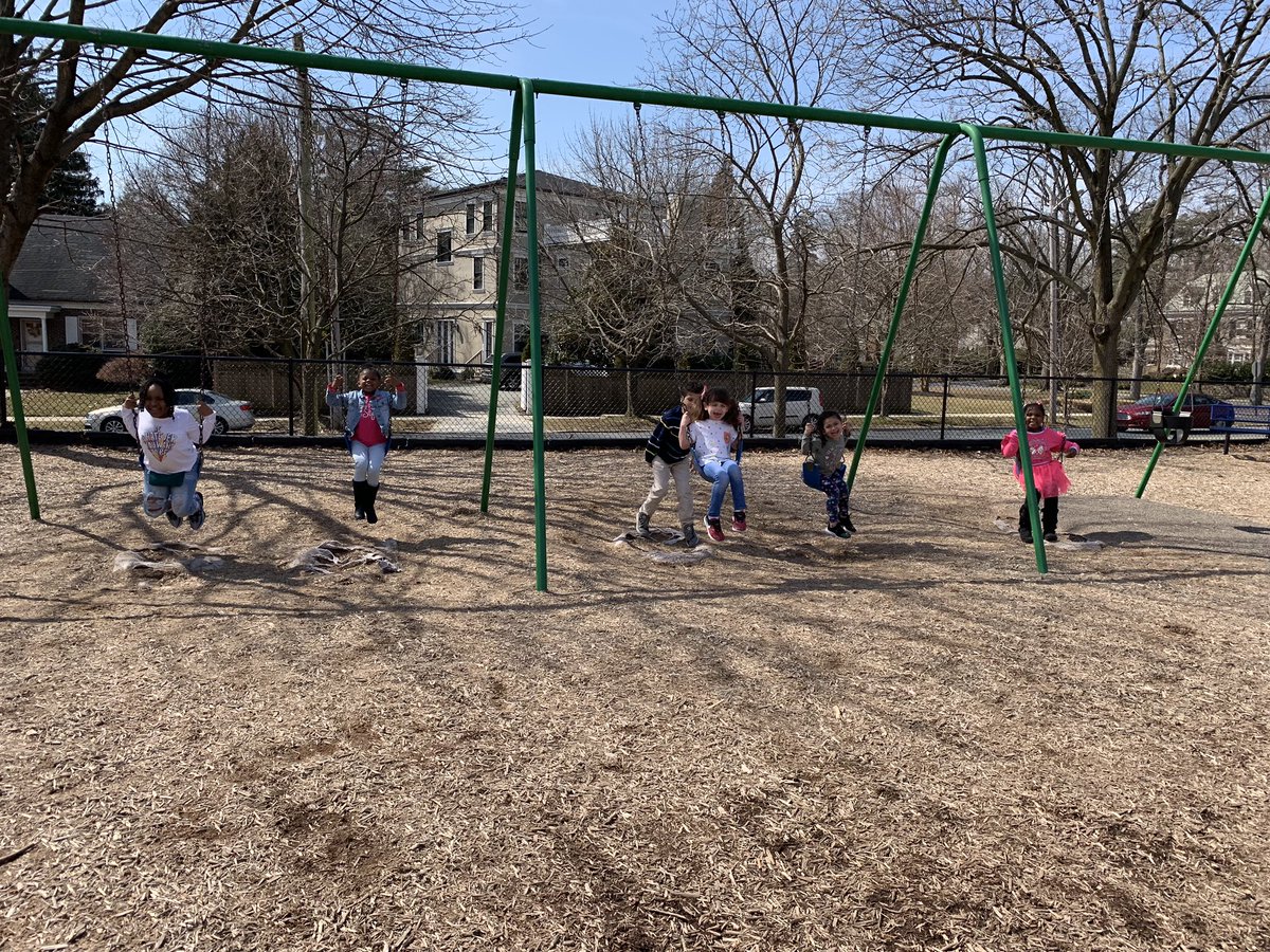 MissRickett_107's tweet image. All smiles during recess because of the beautiful weather!! #firstgradefun #HESScholars #almostspringtime #WeAreRedClay @Wildcats_Land @HighlandsAP