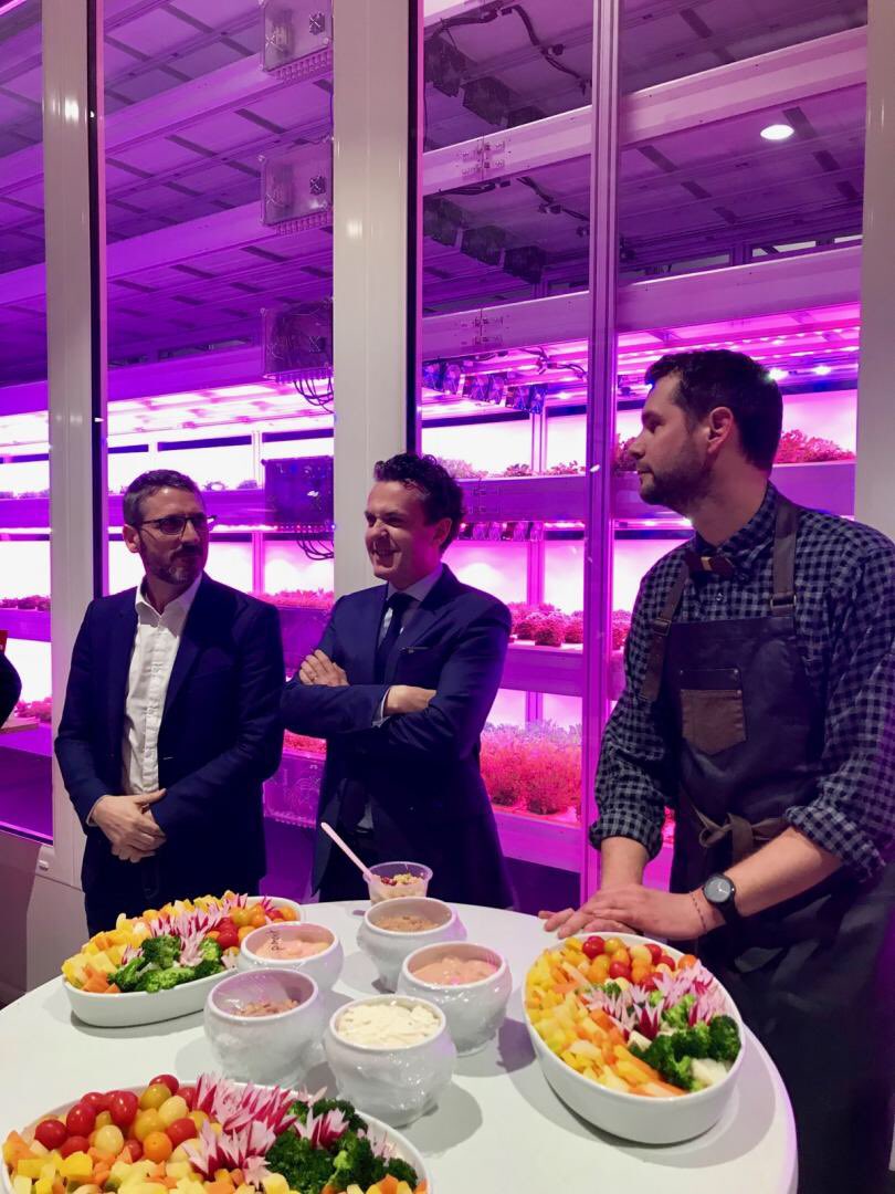 ChristopheBechu's tweet photo. C’est avec une très grande satisfaction que je vois ce soir un rêve se réaliser ! #UtopiHall ce projet de #FermeUrbaine au cœur du #MIN voit le jour en accompagnant de nombreuses initiatives communales pour développer l’agriculture urbaine au sein de notre ville #Angers https://t.co/sCN8MufNYn