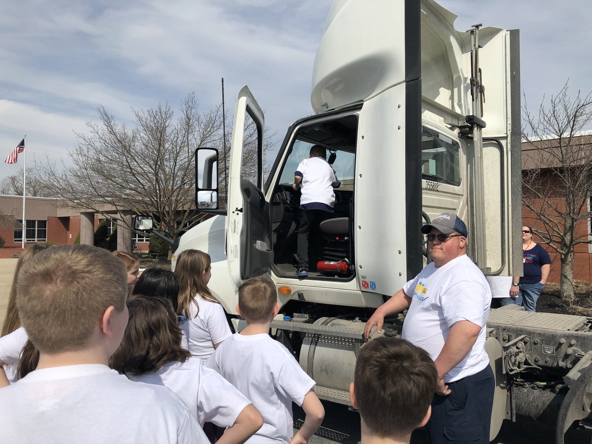 Congratulations to Mrs. Cote’s 4th grade class <a href="/dasdnorthsalem/">North Salem Elem.</a> for winning the J.B. Hunt Adopt-A-Class contest. Representatives from the company were on hand this afternoon to deliver the fantastic supplies. <a href="/JBHuntDrivers/">J.B. Hunt Drivers</a>