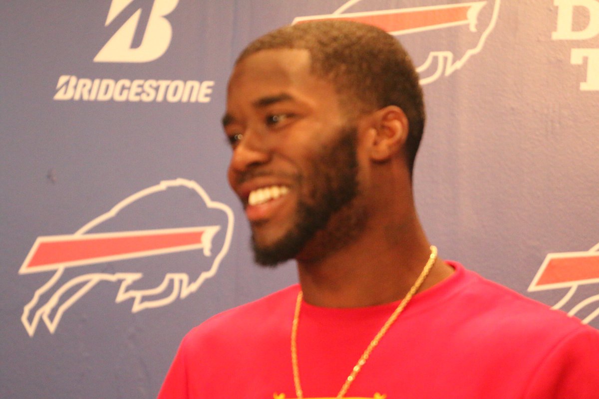 BuffaloBills's tweet photo. WR John Brown: “I made the decision with my heart and I feel at home in Buffalo. I don’t think there is anywhere else that you could go and have the fans serve you chicken wings at the airport.” #GoBills https://t.co/BuQBwR3vyb