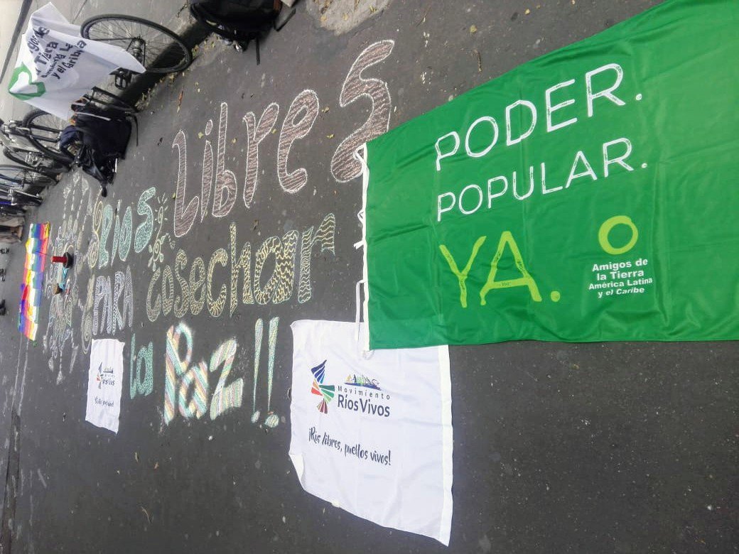 En este momento en el plantón frente a la ANLA #LaVidaNoSeRepresa