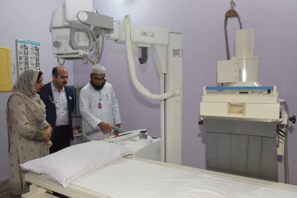 fhrpk's tweet photo. Honorable Vice Chair Sarwar Foundation, Mrs. @PerveenSarwar with foreign delegation visited Sarwar Foundation hospital Rajana and inaugurated the upgraded Xray Department. She also visited the other departments  and was glad to see the hospital’s growth. https://t.co/ElOf4D7bAR