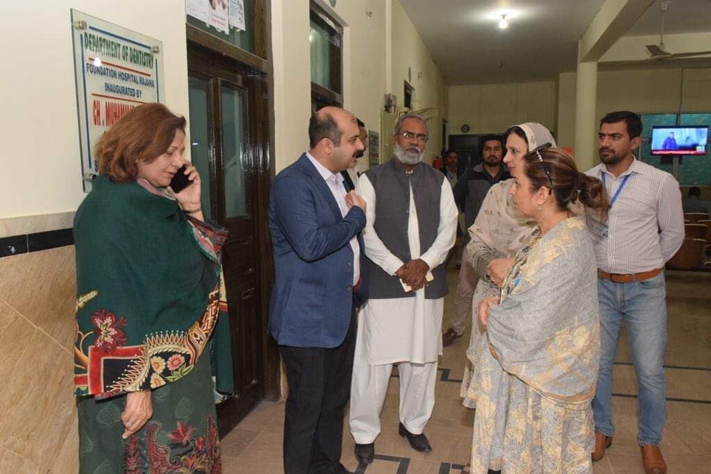 fhrpk's tweet photo. Honorable Vice Chair Sarwar Foundation, Mrs. @PerveenSarwar with foreign delegation visited Sarwar Foundation hospital Rajana and inaugurated the upgraded Xray Department. She also visited the other departments  and was glad to see the hospital’s growth. https://t.co/ElOf4D7bAR