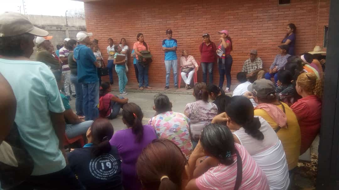 clapceibanorte's tweet photo. Reunión en el PSUV ❤ del municipio Jiménez🇻🇪❤👍 Informando al pueblo el Gran esfuerzo realizado por nuestro Presidente Nicolás Maduro🇻🇪❤ Nuestra Gobernadora Almiranta Carmen Meléndez ❤ y el Alcalde Orlando Miranda con todo un equipo de trabajo #SoyComunicadorClap
#SudaLara https://t.co/a2kTcEyeGl
