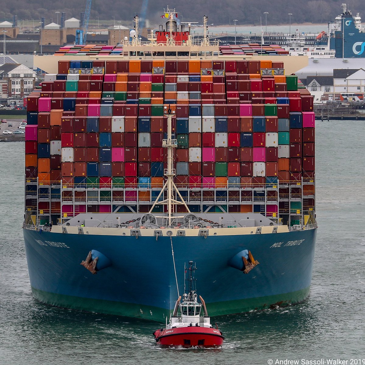 Andrew_SW's tweet photo. Doesn't get much bigger than this! 
@OceanNetworkExp #MOLTribute arriving into the city of #Southampton assisted by @kotugsmit tugs under the careful guidance of the @ABPSouthampton pilots. https://t.co/FP0KoEsQxV