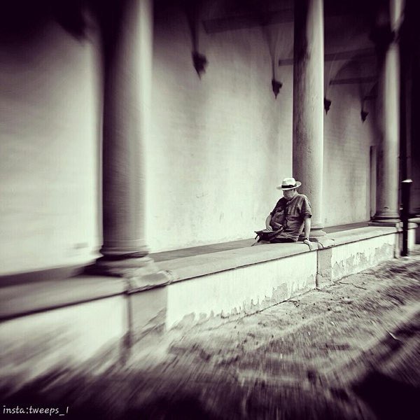 warq_0's tweet image. وما أخجلني إلا غريباً يسأل عن حالي كل يوم ، و شخص فضلته على الكثير لا يدري كيف اصبحت و كيف أمسيت ..
.