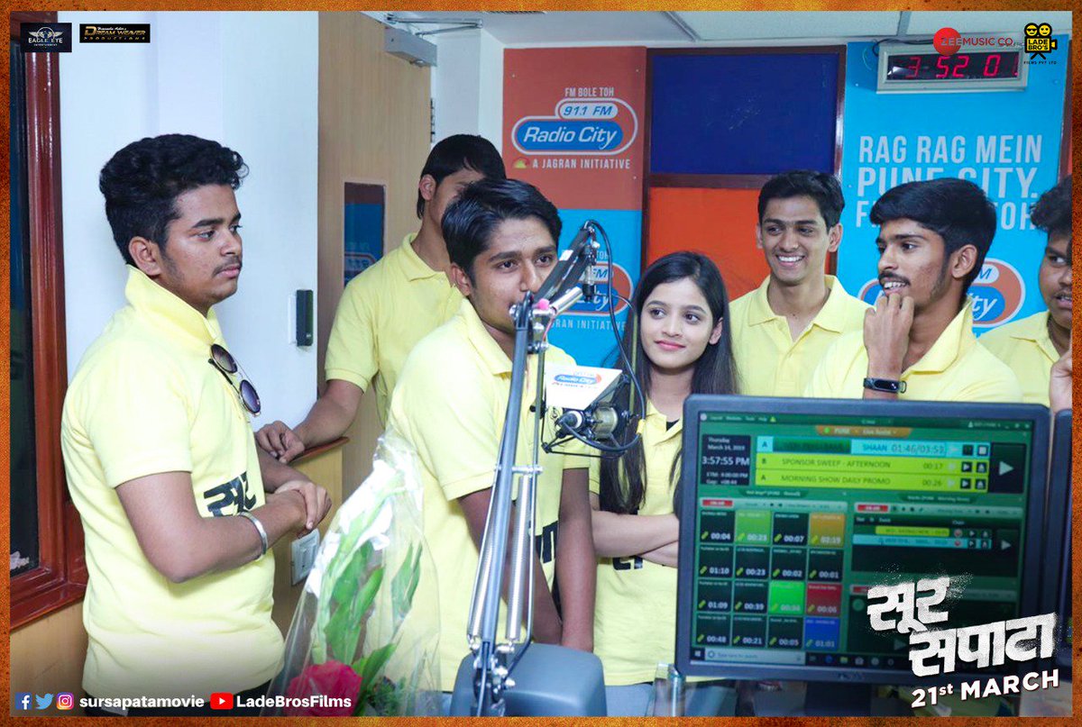 sursapatamovie's tweet photo. रेडिओ सिटी, पुणे @rjshonali सोबत टीम 'सूर सपाटा'ची धमाल!! पाहा हे खास फोटो.

#SurSapata #21March
@catchjayant
@catchjagdish #KishorKhillare #SubhashGupta #SatishGupta @mangeshk30 @sanjayjadhavv @Upendralimaye https://t.co/ur3G0hIAbC