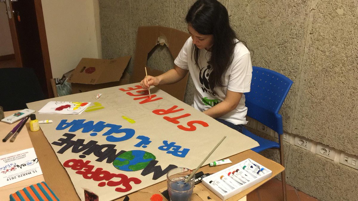 WWFitalia's tweet photo. I ragazzi di @WWF_YOUng stanno preparando gli striscioni da mostrare domani allo sciopero globale per il #futuro , che si svolgerà in tantissime piazze di tutto il #mondo. Il #tempo stringe, dobbiamo agire ora per salvare il #clima
#PandaStrike
#FridaysForFuture 
#ClimateStrike https://t.co/V5hI39Hqrt