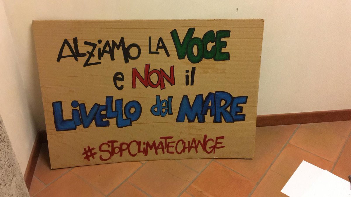 WWFitalia's tweet photo. I ragazzi di @WWF_YOUng stanno preparando gli striscioni da mostrare domani allo sciopero globale per il #futuro , che si svolgerà in tantissime piazze di tutto il #mondo. Il #tempo stringe, dobbiamo agire ora per salvare il #clima
#PandaStrike
#FridaysForFuture 
#ClimateStrike https://t.co/V5hI39Hqrt