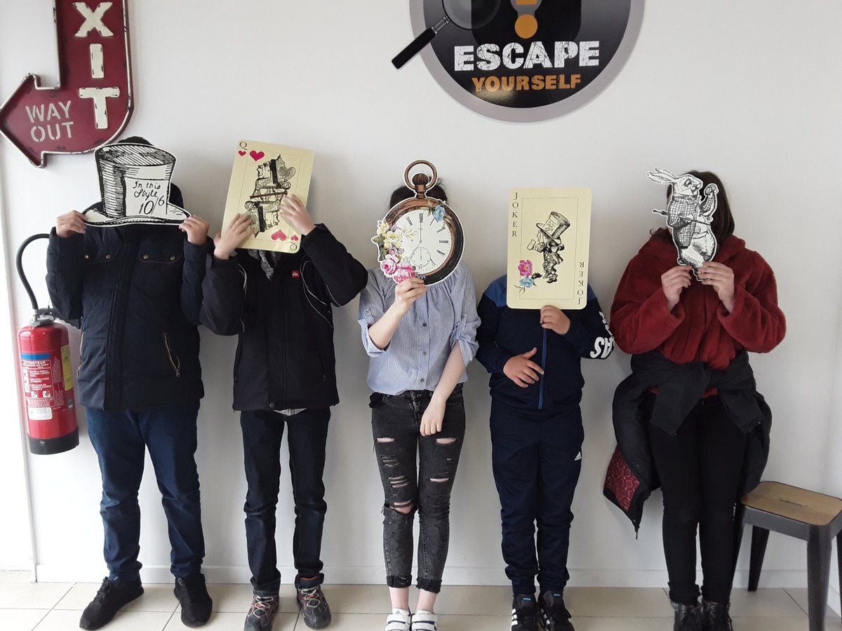 JRULIS1's tweet photo. Nous sommes allés expérimenter un vrai Escape Game. 
C'était trop bien, car il fallait chercher les indices partout. https://t.co/JzRUfMHQBZ