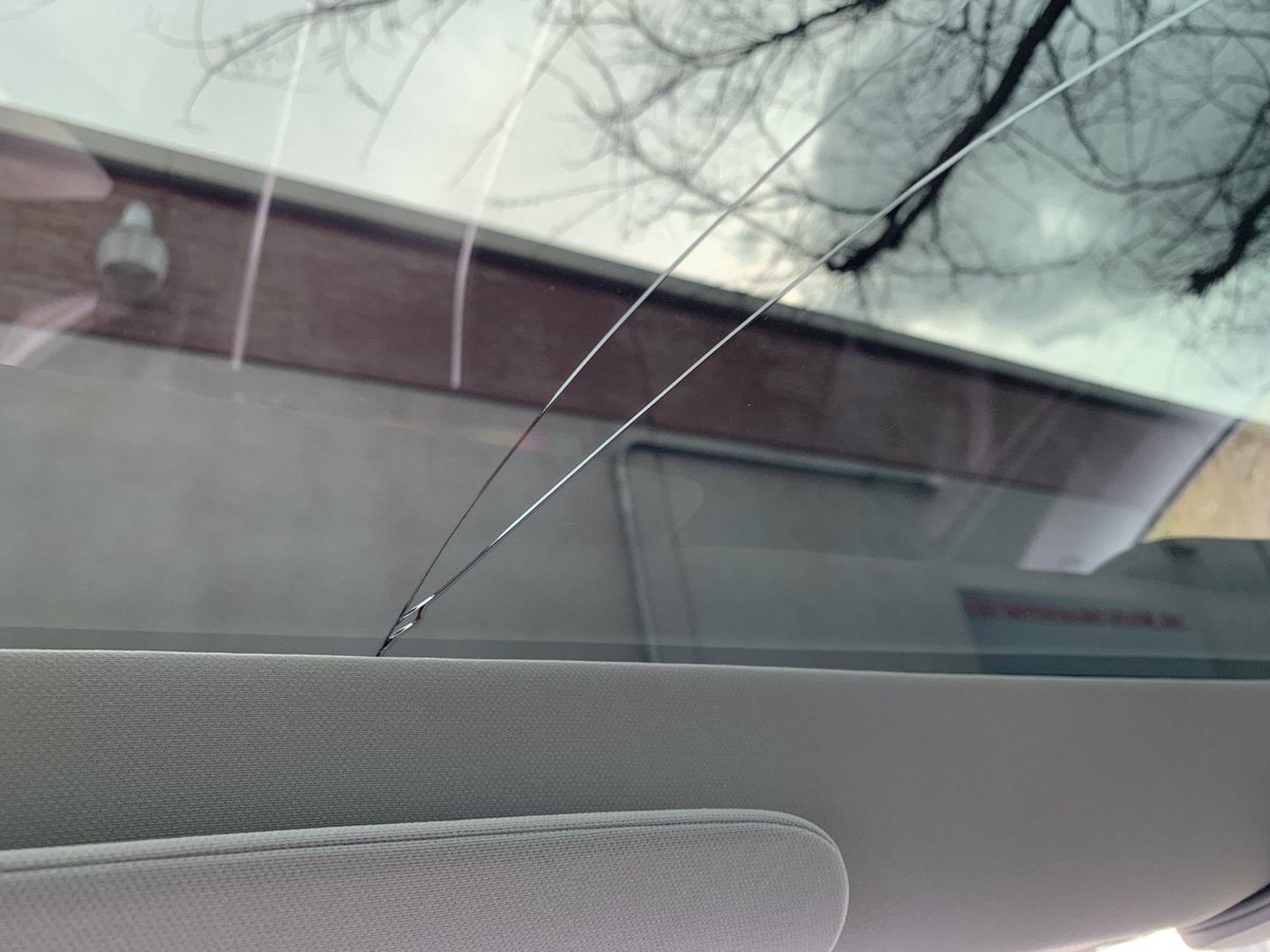 PlugInFUD's tweet image. More cracked Model 3 roof glass

and a continued trend of Tesla refusing to place under warranty.

I get it - $1,200 roofs are expensive when you gotta worry about making payroll.

teslamotorsclub.com/tmc/threads/cr…

#teslaqualityissues
#teslarepairissues
#teslaspareparts

$tsla $tslaq