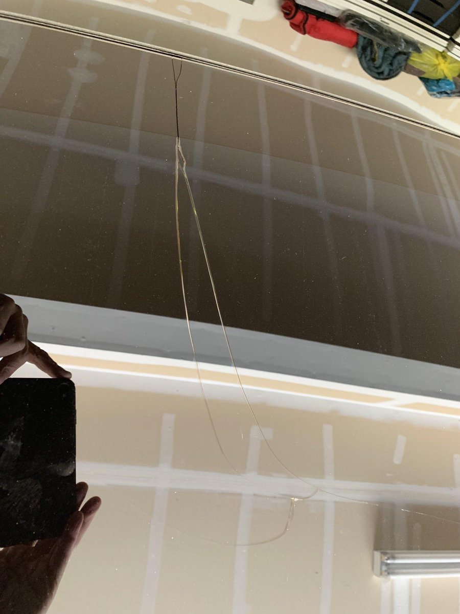 PlugInFUD's tweet image. More cracked Model 3 roof glass

and a continued trend of Tesla refusing to place under warranty.

I get it - $1,200 roofs are expensive when you gotta worry about making payroll.

teslamotorsclub.com/tmc/threads/cr…

#teslaqualityissues
#teslarepairissues
#teslaspareparts

$tsla $tslaq