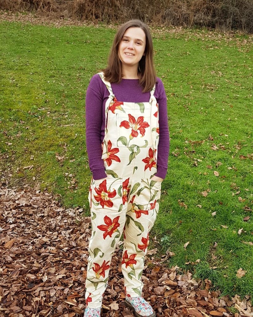MaternitySewing's tweet photo. Maternity clothing boring? @caitlinmaryb begs to differ! Plus, they're great for early pregnancy and nursing.
.
These cotton @madebyjacksmum #HeydayDungarees are destined to be my allotment clothes because they have sooo many pockets!! 
 #maternitysewing https://t.co/AspUUu2jgc