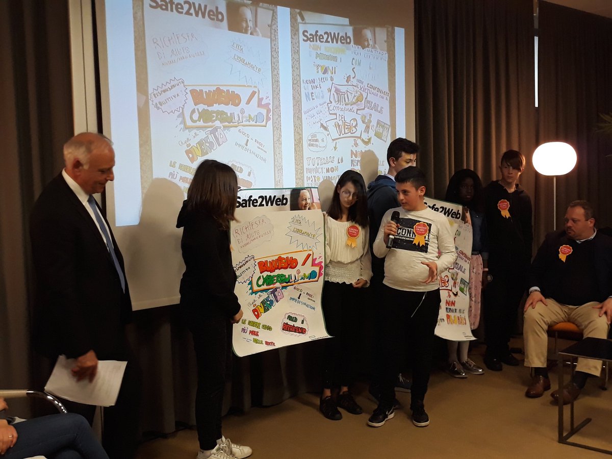 lborle10's tweet image. Le parole fanno più male delle botte e stare a guardare senza intervenire ci rende corresponsabili: i ragazzi del Liceo Anna Frank raccontano il loro progetto su #FakeNews e #Cyberbullismo #Safe2Web #MilanoDigitalWeek @anitecassinform #millennials