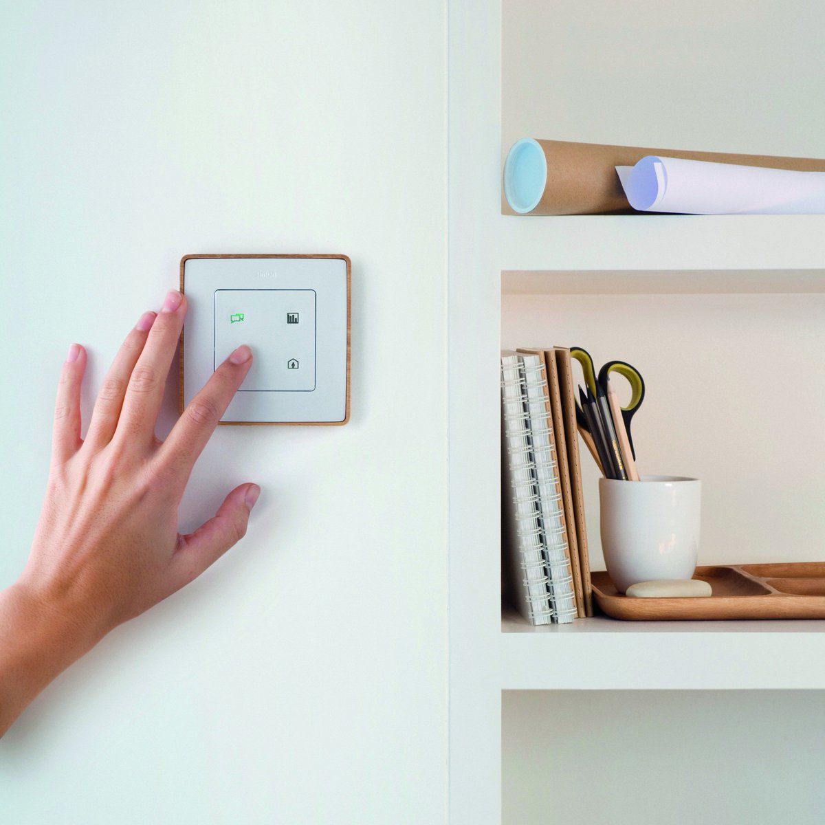 Llegas del trabajo, eliges la iluminación de tu living, regulas la temperatura y bajas un poco las persianas.. y te relajas.
Así es #Sense, nuestra gama de interfaces de control avanzado.

Cátalogo, aquí: resources.simonelectric.com/simon-catalogo…

#SimonElectric #SimonSense