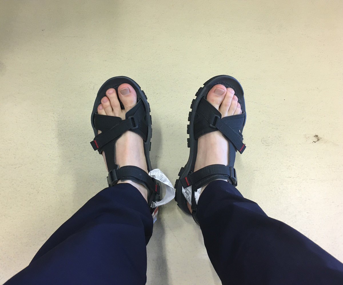 ARajtmar's tweet photo. super last minute sandals, on the way to the airport #akoscamino https://t.co/aHiwgnw1Fl