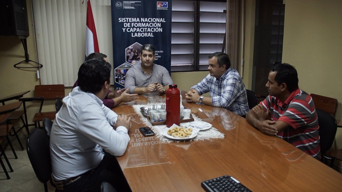 El Titular del Sinafocal, Econ. Alfredo @al_mongelos recibió en la mañana de este jueves, la visita del Gobernador de Misiones, <a href="/carlos_arrechea/">Carlos Arrechea</a>; acompañado de una comitiva. En la ocasión, se abordaron temas de formación y capacitación para el Departamento. 🤝