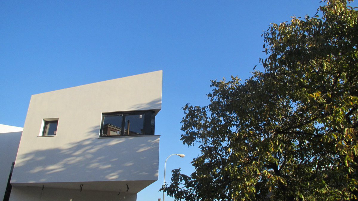 hd_materialsES's tweet photo. Vivienda Unifamiliar de alta eficiencia medioambiental y #descontaminante en el entorno periurbano de #Granada, de LAC Arquitectos https://t.co/OdO4H6tscs #juevesdearquitectura #sostenibilidad #fotocatálisis #iactive #innovación #materiales #construcción https://t.co/ngrPvJdJtd