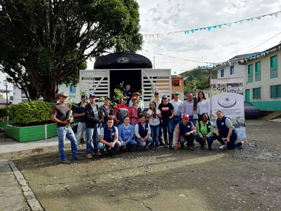 ADR_Colombia's tweet photo. Con el propósito de fortalecer las capacidades productivas y asociativas de agricultores del departamento, entregamos insumos a 38 familias de la Fundación Campo Verde para siembra de #AguacateHass. https://t.co/hQrbLvOgCB
