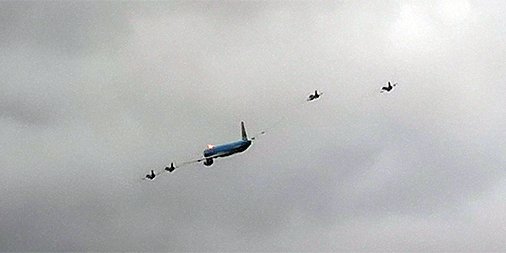 MarkVos's tweet image. flyby @KLM Boeing en @Kon_Luchtmacht F-16's gezien vanuit @OBAmsterdam #100jaarluchtvaart