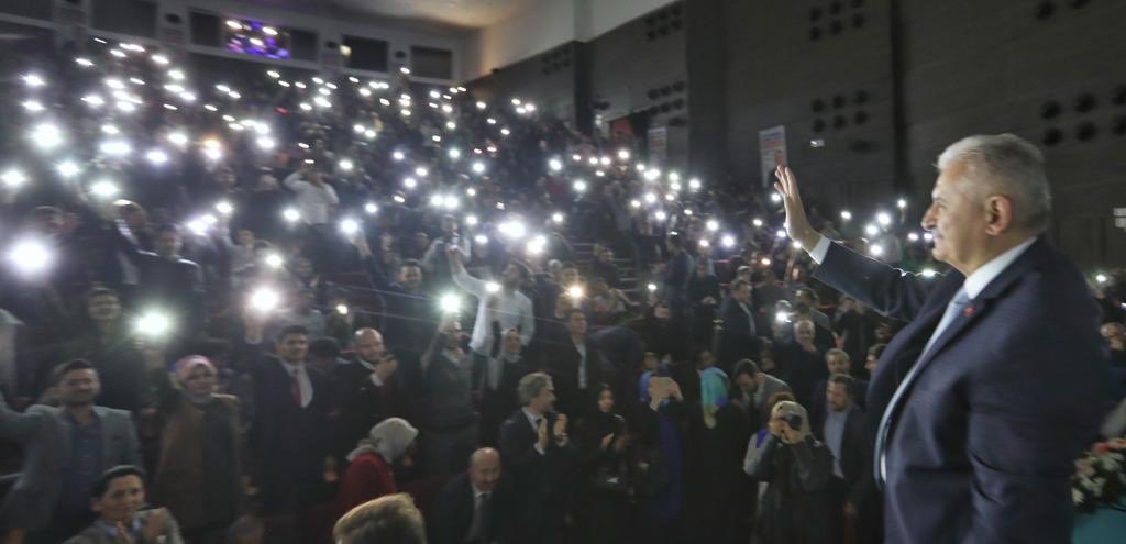 BA_Yildirim's tweet photo. Gücümüze güç katan, bizlere enerji veren gençlerimizle "Gençler Soruyor, Başkan Cevaplıyor" programında bir araya geldik. 

Geleceğimizin teminatı gençlerimizle gerçekleştirdiğimiz buluşmamıza, Cumhurbaşkanımız @RT_Erdogan da telefonla katılarak gençlerimize nasihatlerde bulundu. https://t.co/hhyqKNkdiU
